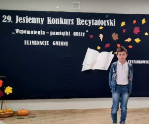 Uczeń klasy drugiej recytuje wiersz podczas konkursu