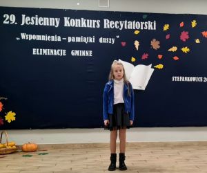 Uczennica klasy drugiej recytuje wiersz podczas konkursu