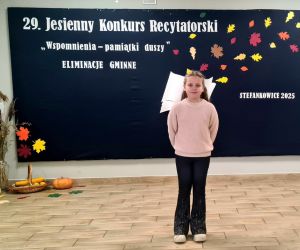 Uczennica klasy drugiej recytuje wiersz podczas konkursu