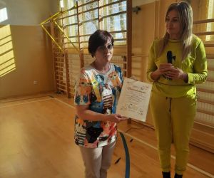 Pani Dyrektor przyjmuje pamiątkowy dyplom z podziękowaniami za przeprowadzenie zbiórki darów