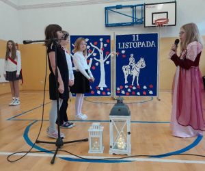 Cztery uczennice klasy czwartej przy mikrofonie