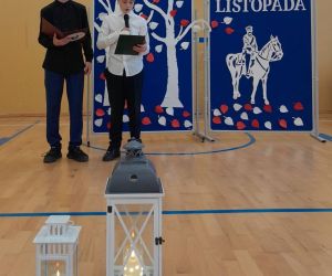 Dwóch uczniów klasy siódmej otwiera uroczystość