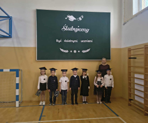 Uczniowie pozują do zdjęcia z wychowawczynią. 