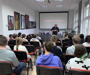 uczniowie podczas dyskusji