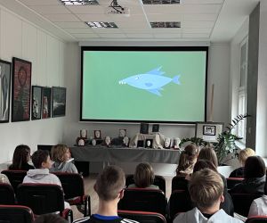 uczniowie oglądają film animowany