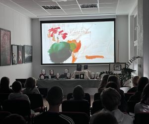 uczniowie oglądają film animowany