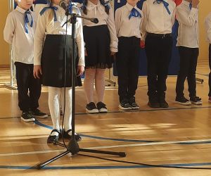 Uczennica klasy pierwszej recytuje przy mikrofonie