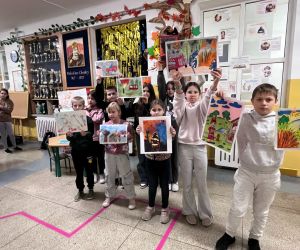 uczniowie z pracami konkursowymi