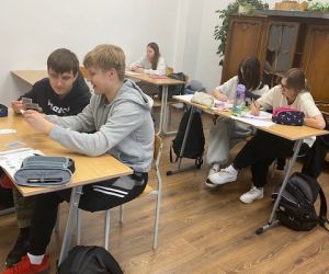 Uczniowie grają kartami Grabowskiego