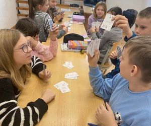 Uczniowie grają kartami Grabowskiego