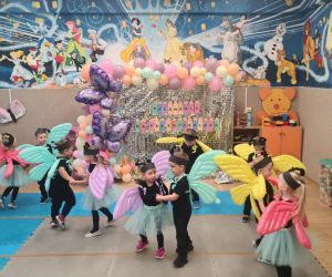 Przedszkolaki w strojach motyli tańczą przy muzyce