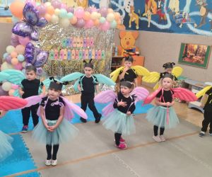 Przedszkolaki wspólnie recytują wiersz