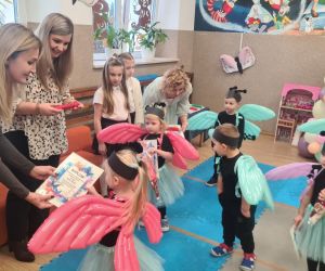 Pani Dyrektor wręcza pamiątkowe dyplomy przedszkolakom