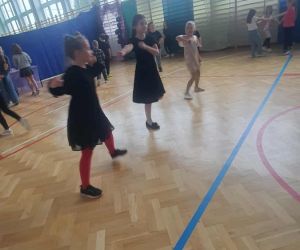 Dziewczynki tańczą