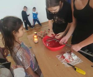 Uczniowie podczas wróżb