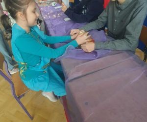 Uczniowie podczas wróżb