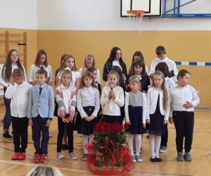 Uczniowie recytują wiersze, dziękując nauczycielom za ich pracę.