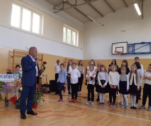 Pan dyrektor dziękuje uczniom i nauczycielom za przygotowanie akademii.