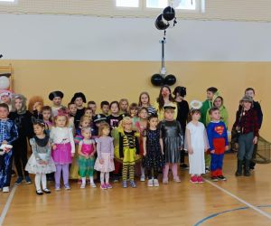 Wspólne zdjęcie uczestników zabawy andrzejkowej – dzieci z przedszkola i klas młodszych.
