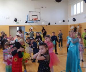 Młodsze dzieci w strojach bajkowych i zwierzęcych podczas zabawy.