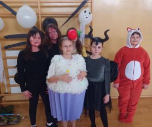 Grupa uczennic w kostiumach, przygotowanych na zabawę andrzejkową.