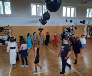 Starsza grupa uczniów biorąca udział w układzie tanecznym.