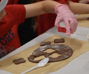 uczeń wykrawa pierniki