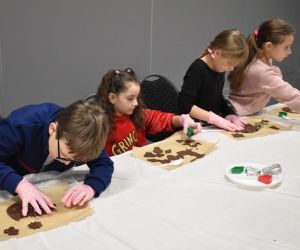 uczniowie wykrawają pierniki