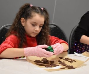 uczennica wykrawa pierniki