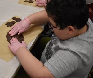 uczeń wykrawa pierniki