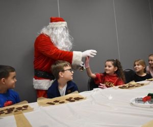 Mikołaj rozmawia z dziećmi