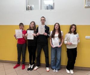 uczniowie z certyfikatem ukończenia projektu