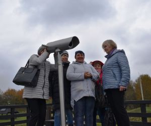 Kryłów. Grupa ludzi przy lunecie na punkcie widokowym na wyspie