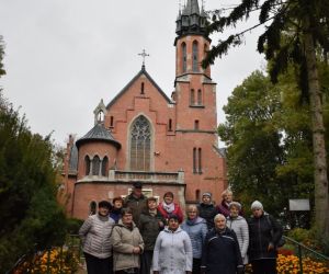 Dołhobyczów. Na pierwszym planie grupa ludzi, w głębi świątynia z wieżą kościoła Mariackiego