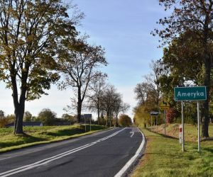 Droga. Po prawej stronie tablica miejscowości z napisem Ameryka