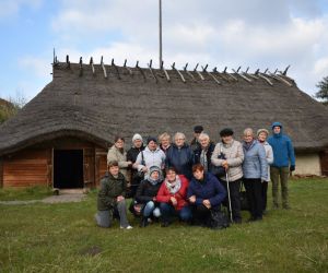 Masłomęcz. Grupa ludzi przed Gocką Chatą