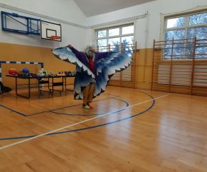 Klaun w stroju orła