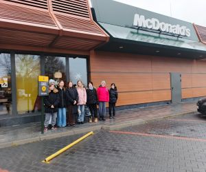 Uczniowie klasy 6 stojący przed budynkiem restauracji McDonald’s w Hrubieszowie.
