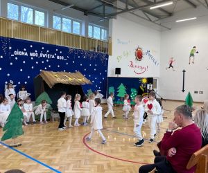 przedszkolaki w świątecznym tańcu