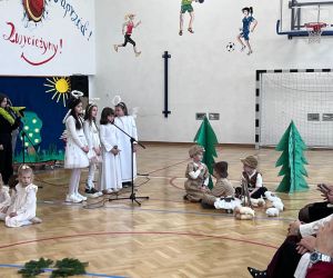 uczniowie podczas części artystycznej