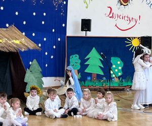 uczniowie podczas części artystycznej