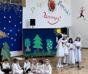 uczniowie podczas części artystycznej