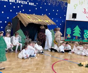 uczniowie podczas części artystycznej