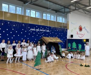 uczniowie podczas części artystycznej