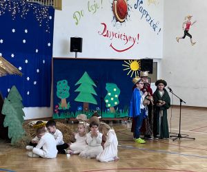 uczniowie podczas części artystycznej