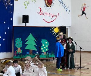 uczniowie podczas części artystycznej