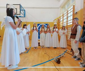 Aniołowie przybywają do pasterzy