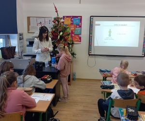 pani dietetyk rozmawia z dziećmi