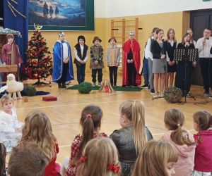 Wszyscy uczniowie na tle dekoracji