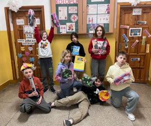 uczniowie z nagrodami otrzymanymi za udział w akcji 